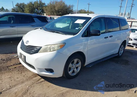 2012 Toyota Sienna Base V6 7 Passenger z USA, uszkodzony, nr VIN 5TDZK3DC8CS268271